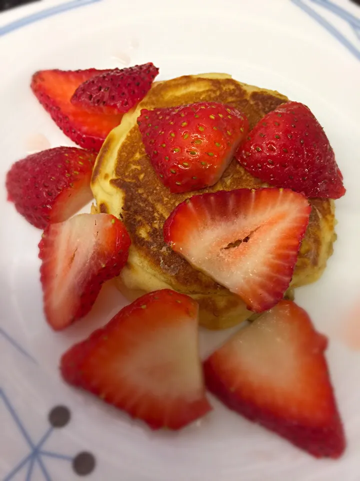 Buttermilk Peanut Butter Pancakes serve with fresh strawberries.|Colleen Teoさん