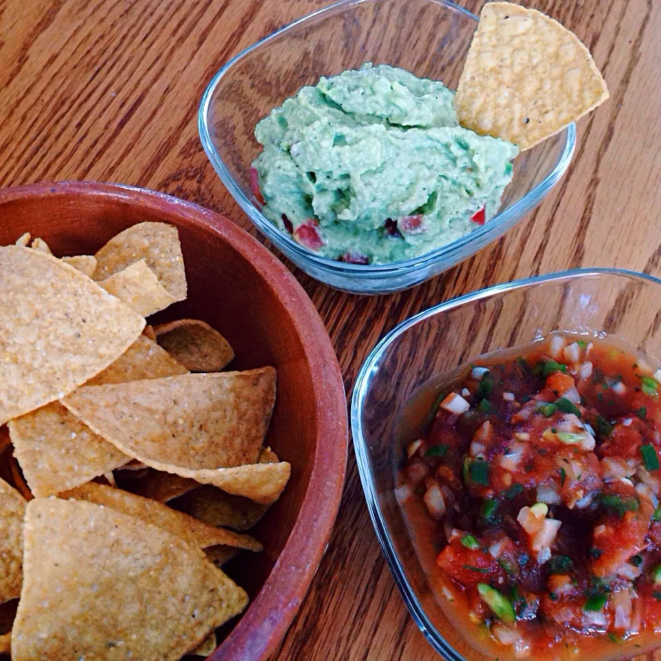 Snapdishの料理写真:Nachos with salsa and avocado dipping sauce/ 手作りサルサとアボカドのディップ|Konさん