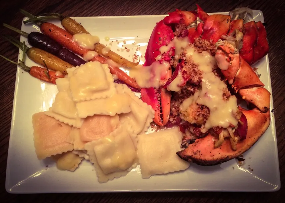 Dinner: grilled lobster w/ a prosciutto stuffing, rainbow carrots covered in hollandaise sauce & ravoli|chef_MelissaWさん