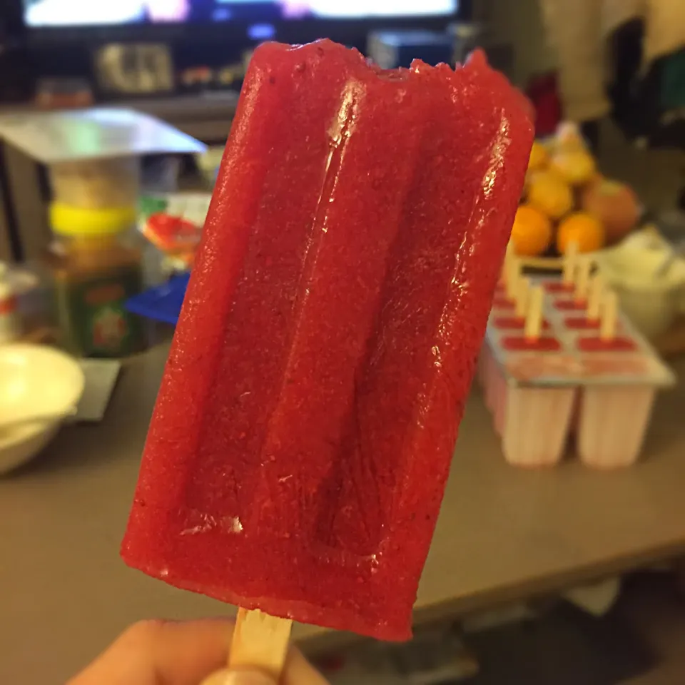 Snapdishの料理写真:Homemade Strawberry Popsicles|Anneさん