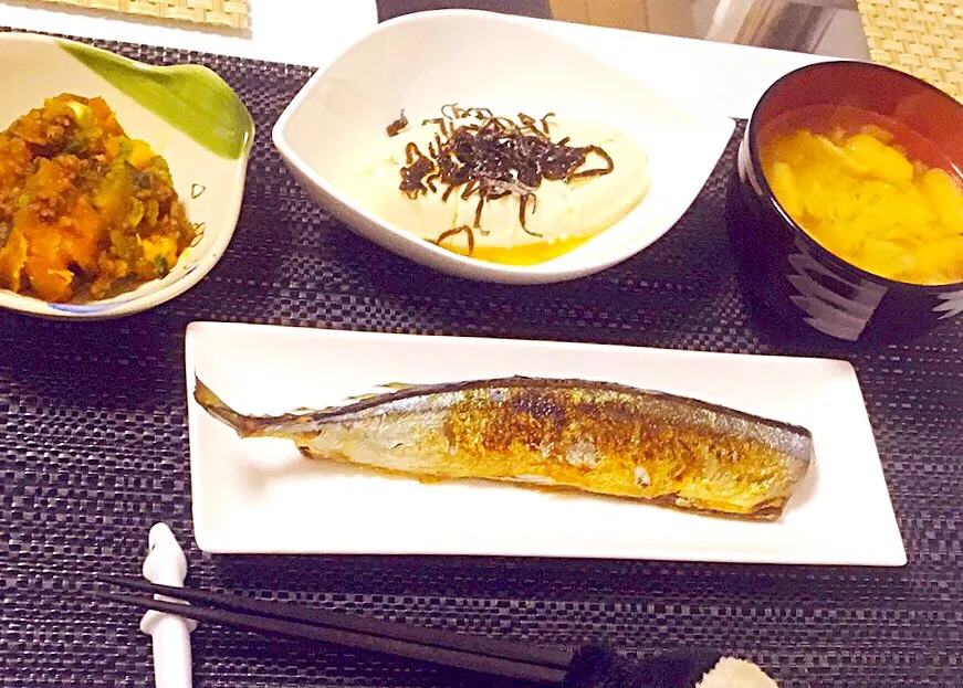 Snapdishの料理写真:秋刀魚。豆腐塩昆布ごま油。キャベツと油揚げの味噌汁。カボチャとひき肉の煮物。|OGIPAINさん