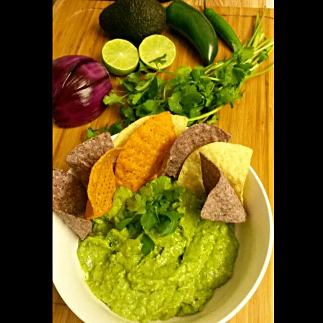 Snapdishの料理写真:Guacamole with Chips (Preparation : Avocados, 
Red Onions, Jalapeños, Cilantro, Limes 😍|Mariafit4life🇺🇲🪶🦅さん