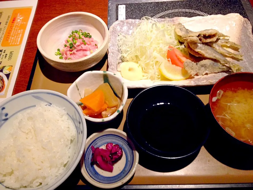 小アジの唐揚げ定食(たっぷりネギトロ付)1000円也|秋山知隆さん