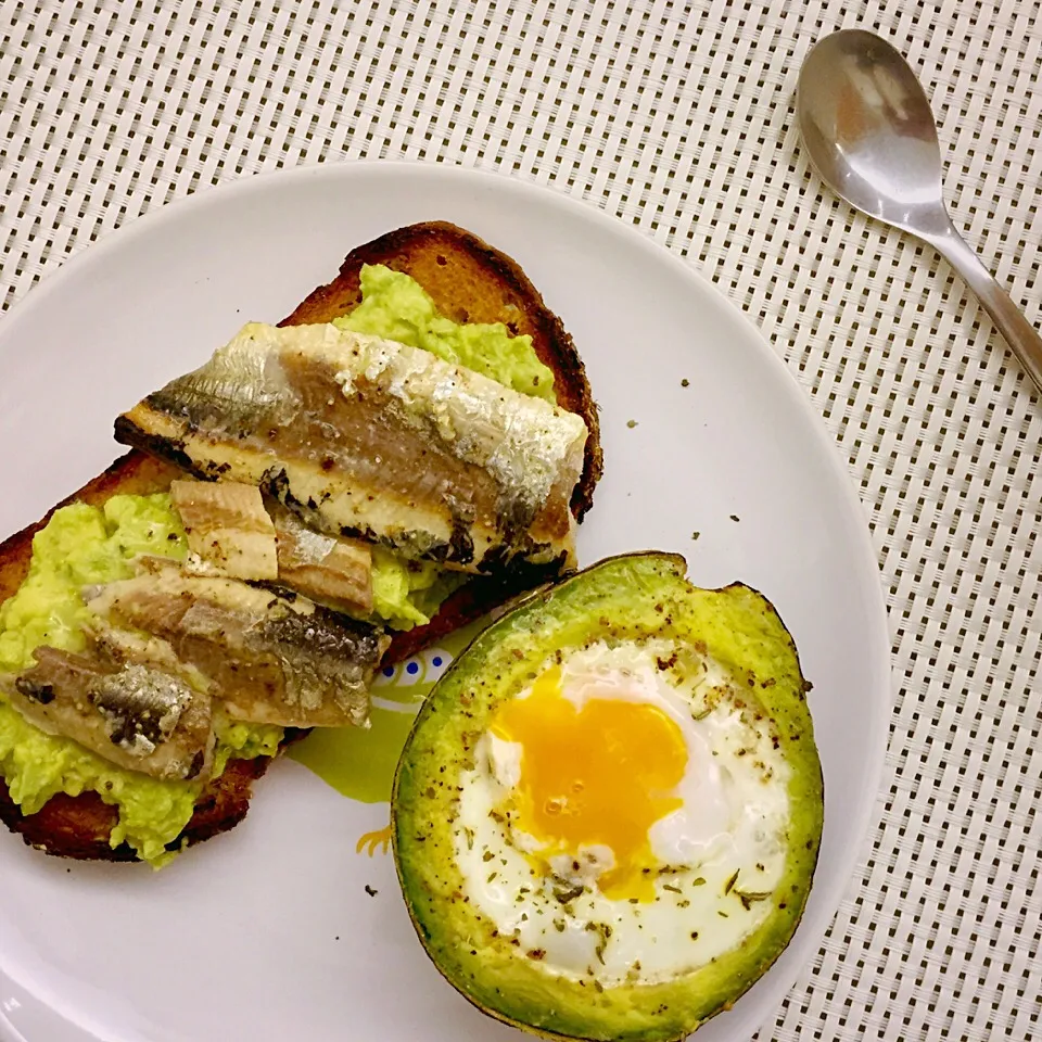 Baked Egg in Avocado & Sardines Avocado Toast|Prisca Erさん