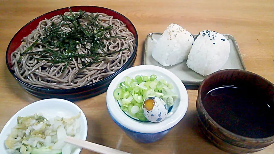 以前から前はよく通っていて、なかなか入る勇気がなかったお蕎麦屋さんに特攻🍝ざる蕎麦🍙おにぎり付きにしたのだけど…柔麺で好みじゃなかったので、プチ玉砕しましたわ😢でも、おにぎりは手握りで美味しかったのが救いですわ👌|にゃあ（芸名）さん