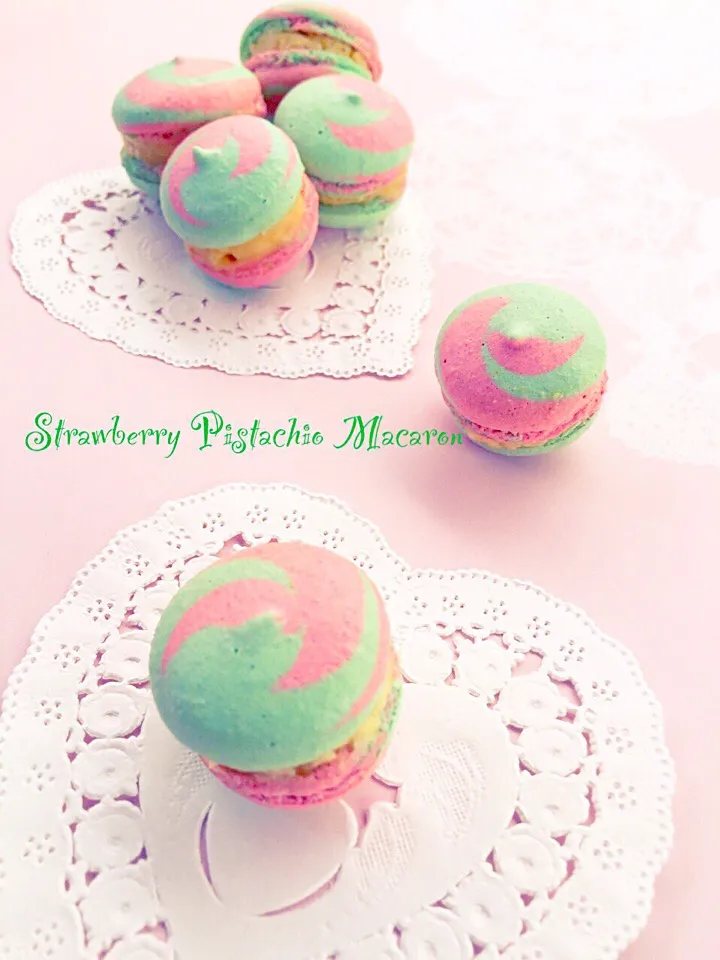 Strawberry Pistachio Macaron|サクラさん