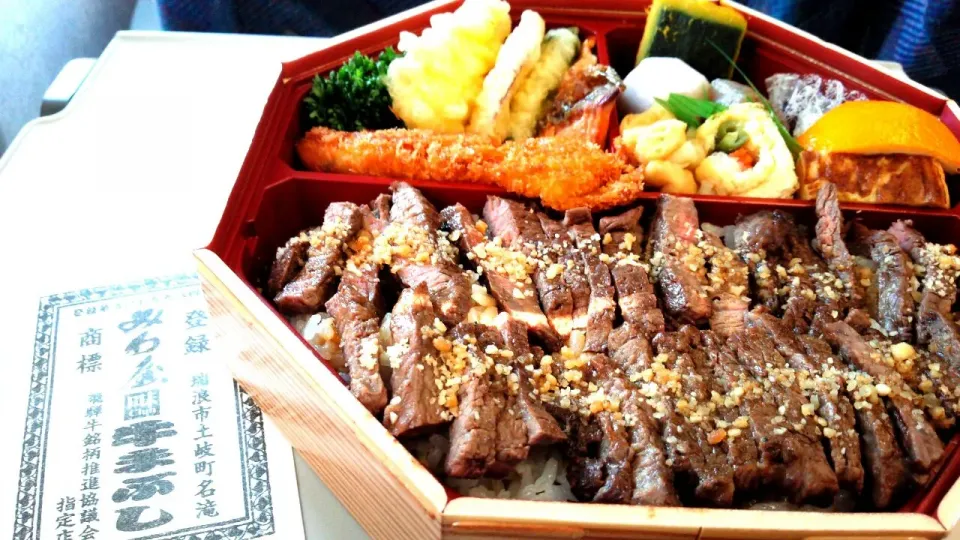 Snapdishの料理写真:飛騨牛　牛まぶし　高級弁当!|ぶりじっとえいちぇるさん