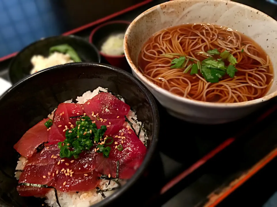 Snapdishの料理写真:長生庵 まぐろづけ丼そばセット|ddr3rdmixさん