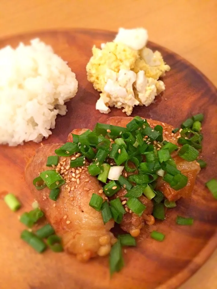 ゆんゆんゅんさんの料理 新玉ねぎの肉巻きです。たまねぎメイン！お肉はオマケw。麺つゆバターを絡めて☆|shimancyuさん