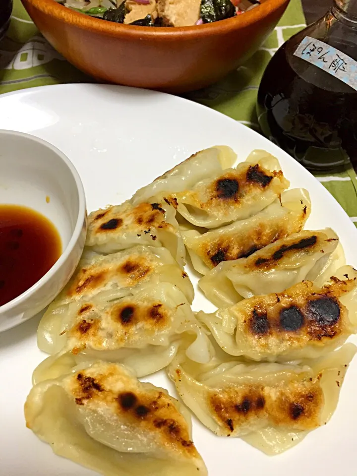 餃子と、もやしと紅水菜のサラダ。|もじゅさん