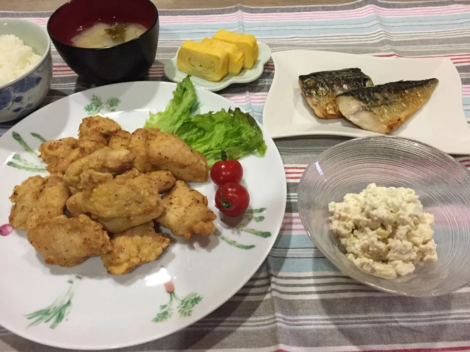 Snapdishの料理写真:胸肉でヘルシーふんわり唐揚げ・簡単まぜまぜ塩豆腐・汐サバ・だし巻き卵・白菜とワカメ味噌汁|まーままさん