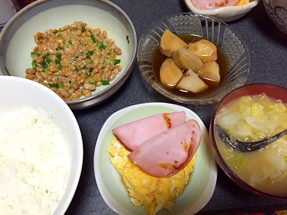 煮干キャベツ味噌汁、マヨぽん酢玉子焼き、納豆、焼きハム、里芋|ms903さん