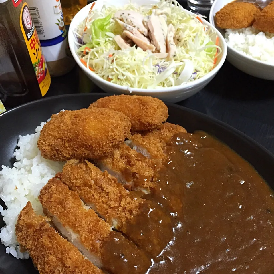 Snapdishの料理写真:今日の晩ご飯は、カツカレーとクリームコロッケカレー、ハーブチキンサラダ。|ゆえさん