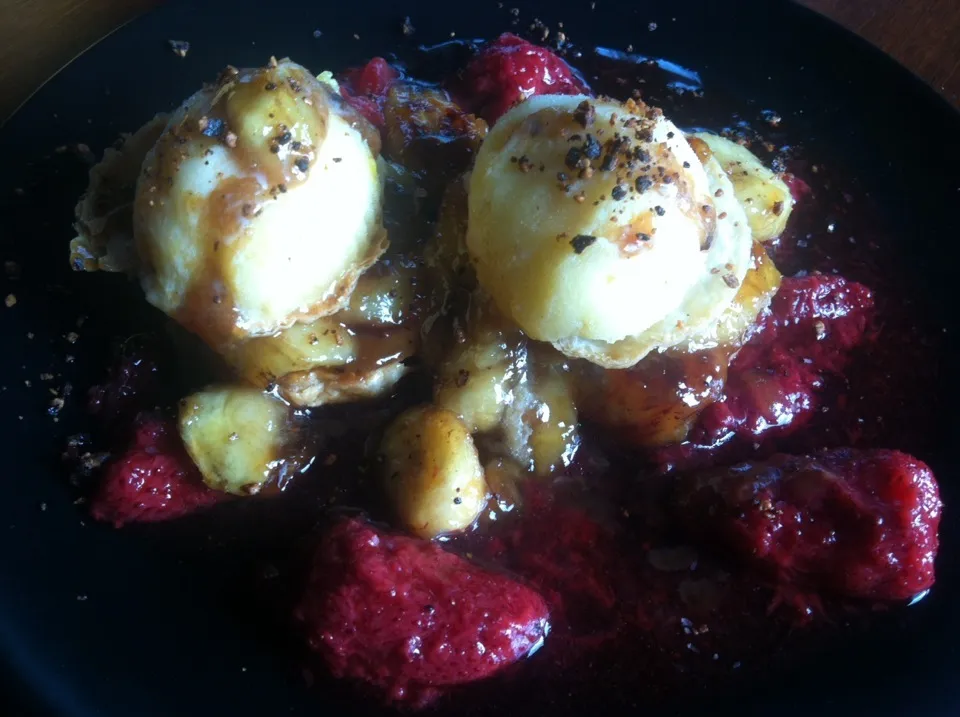 Banane flambée à l'#Armagnac et Sorbet Fruit de la Passion en millefeuille, Petite soupe de Fraise|PHILIPPEさん