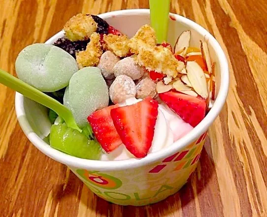 Strawberry cheesecake froyo with mochi, strawberries, cookie dough, almonds, crotons and kiwis :D|KHaylee09さん