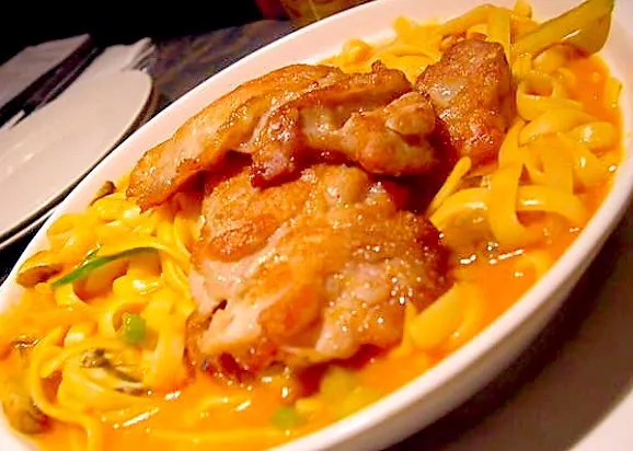 Baked chicken in creamy cheese sauce on pasta :D|KHaylee09さん