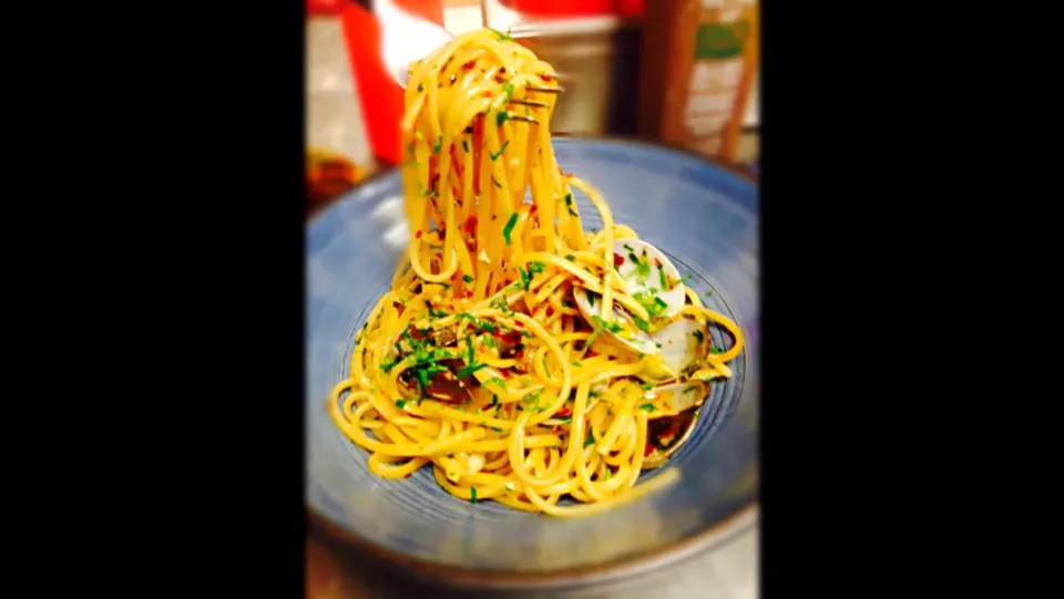 Snapdishの料理写真:Vongole with linguine|alif sophiyanさん