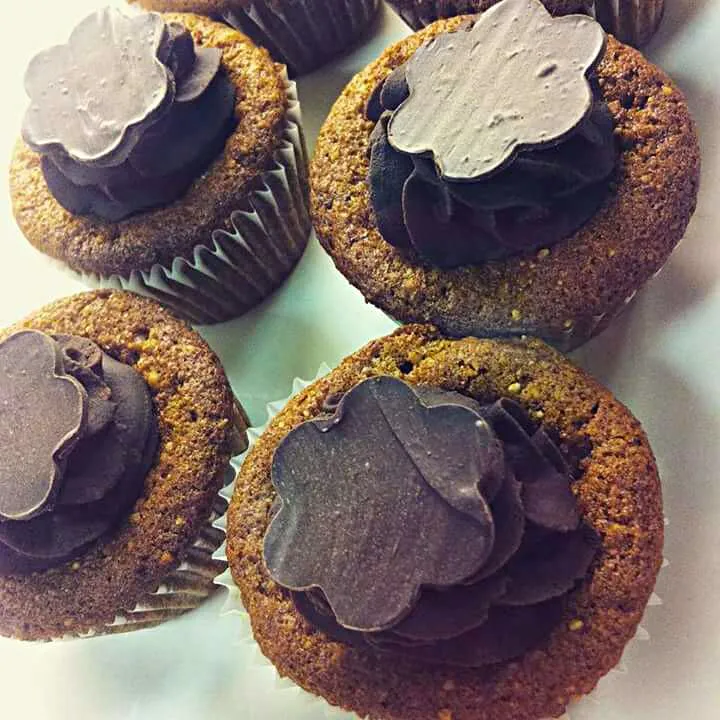 Snapdishの料理写真:peanut butter chocolate cupcakes with ganache icing|CHUENCHAIさん