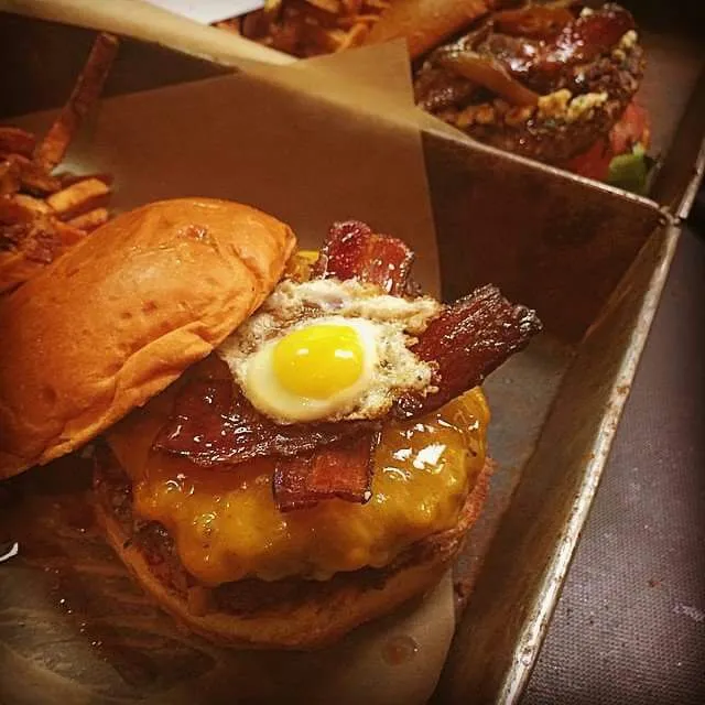 balsamic onion jam,pork rind fried jalapeños, akaushi beef, smoked cheddar, nueskes bacon,quail egg|CHUENCHAIさん