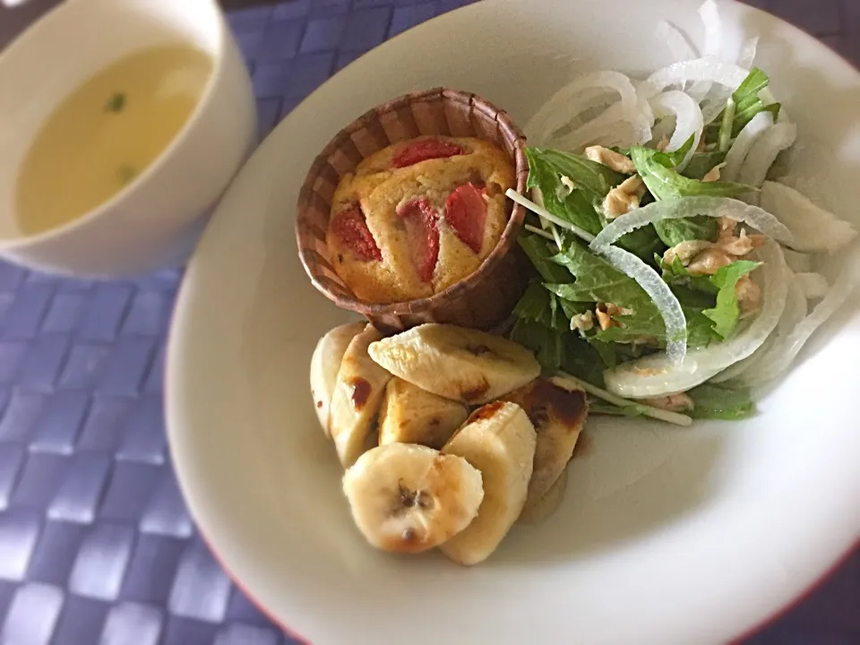 朝食◎ マフィン 水菜と新玉ねぎサラダ バナナ   バナナには蜂蜜とバルサミコ酢かけました❤|しょちちさん