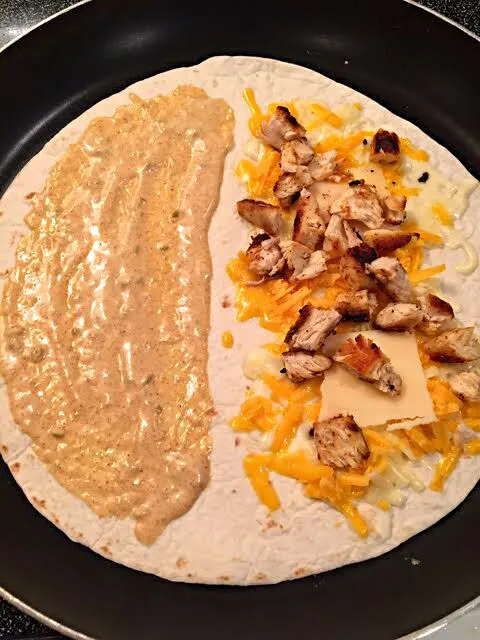 My Lil Foodie Princess Making Her Copy Cat Better Than Taco Bell (her name for  it)  #Chicken Quesadilla ~♥~It's Actually Really Yummy 😋 #Snack/Teatime|Alisha GodsglamGirl Matthewsさん