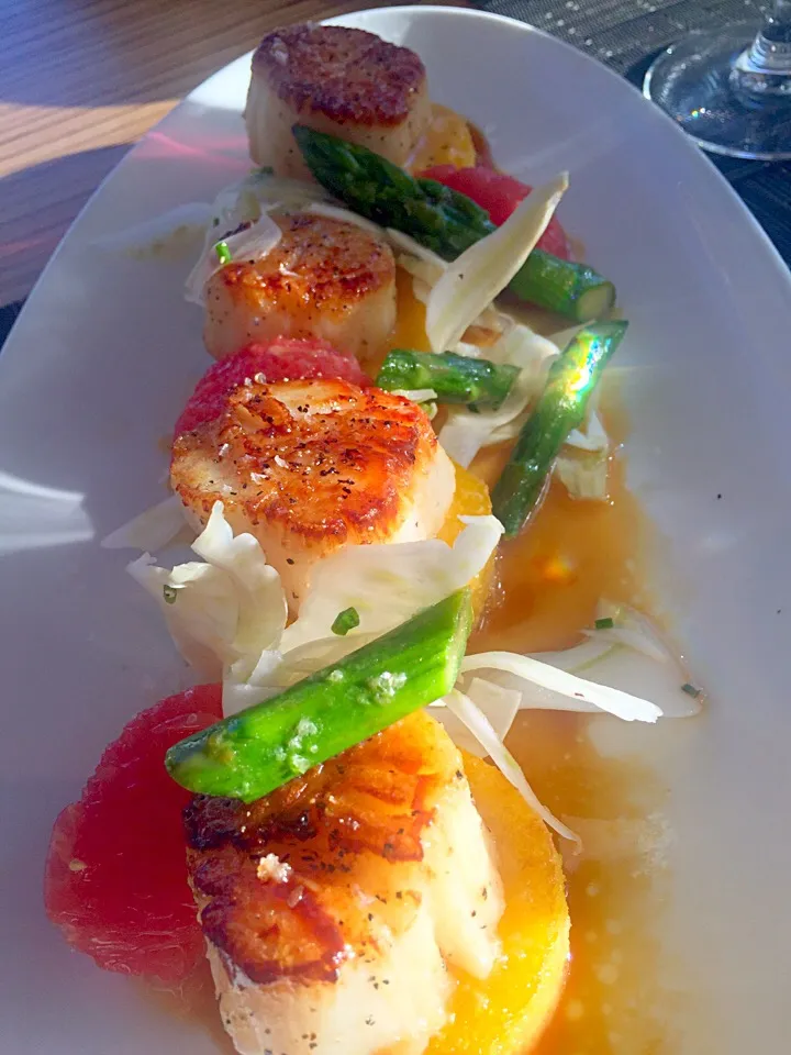 Pan seared scallops a top polenta garnished with ruby red grapefruit, asparagus and fennel|MsSaltybさん