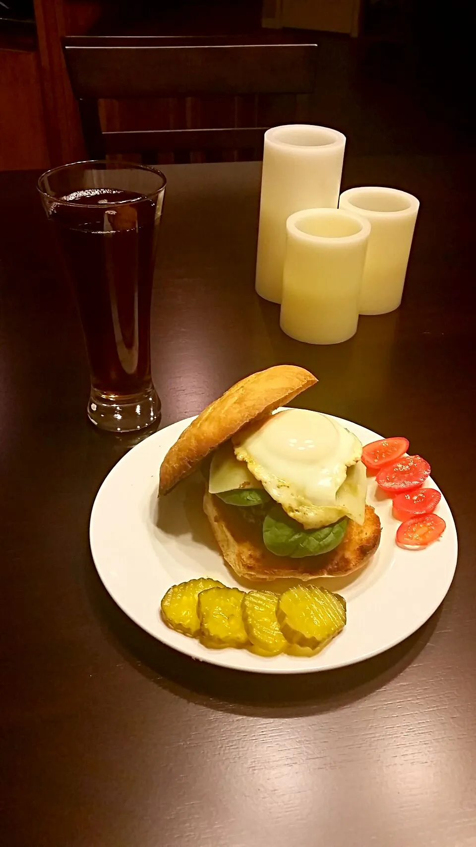 This is the Mason-Dixon Burger. 1/2 pound ground beef, spinach, pepper jack cheese, and topped with a fried egg served on a Kiser roll.|Nix & Snacksさん