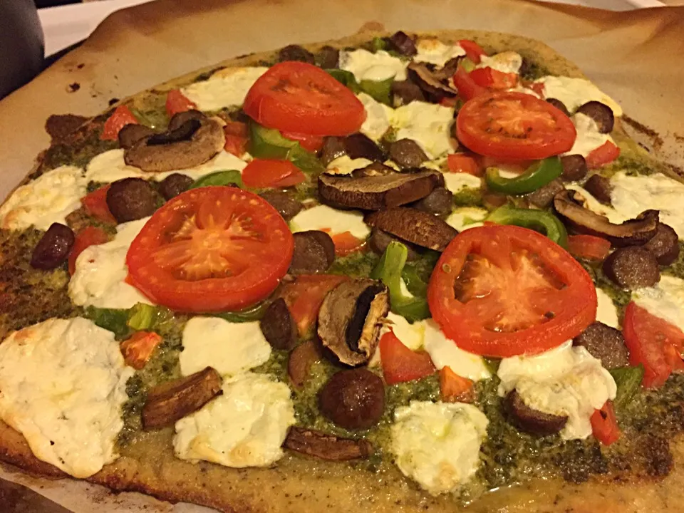 Sausage and mushroom pizza with pesto sauce|Anneさん