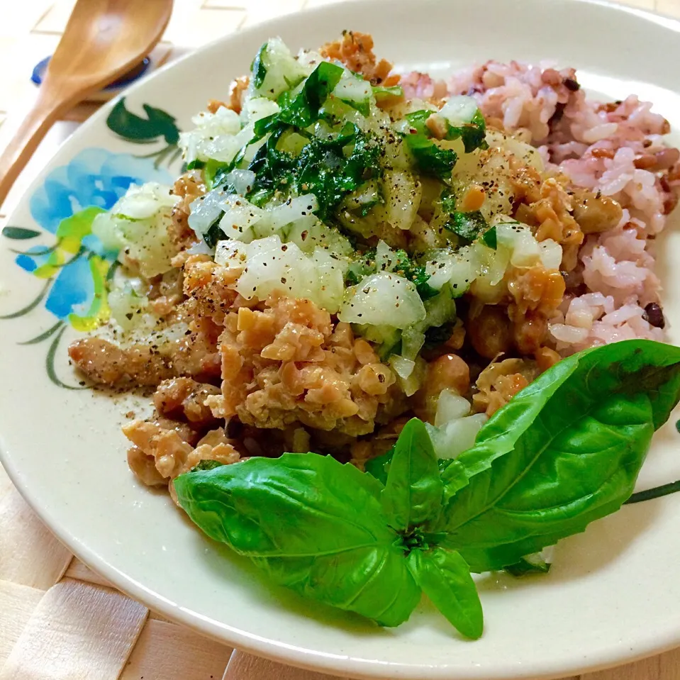 ゆず( ˘ ³˘)♥さんの イタリアン納豆より 〜新玉ねぎとバジルの納豆ご飯|angiee♡さん