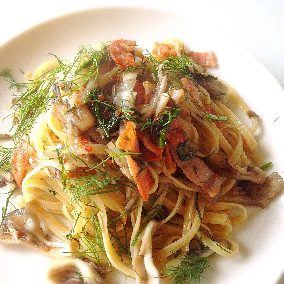 舞茸とベーコンのガーリックオイルパスタ。|ヘイオークボさん