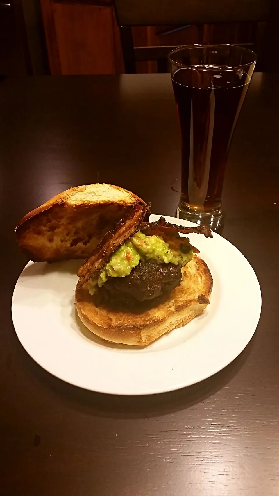 Bull Run burger; 1/2 pound ground beef, covered in homemade guacamole and topped with peppered bacon, served on a kiser roll.|Nix & Snacksさん