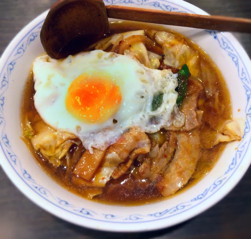 Snapdishの料理写真:(*´ω｀*) 『厨華麺飯店 北海』の 北京麺 ♪ その正体は、ラーメンの上に回鍋肉がドーン！ 目玉焼きがドーン！🍜🐖🍳|Gigi Cafeさん