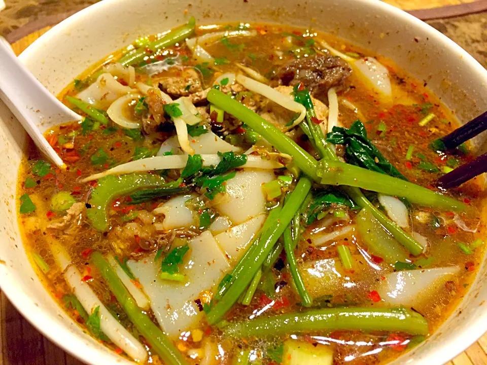 Snapdishの料理写真:Flat noodle boat soup|Nillersさん