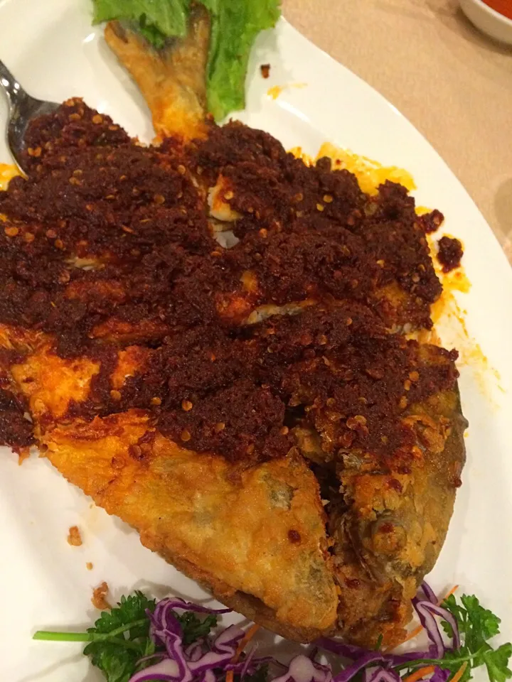 Fried pomfret with sambal sauce|Ong Sor Fernさん