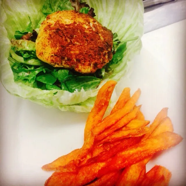 Lettuce wrap crab cake with mix spring green salad and fresh sweet potato fries|Brent Baisdenさん