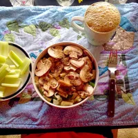 Mushroom Tempeh Hot Noodle soup with Shirataki Noodles, Lemon Pepper, and Kale|Fee Fischerさん