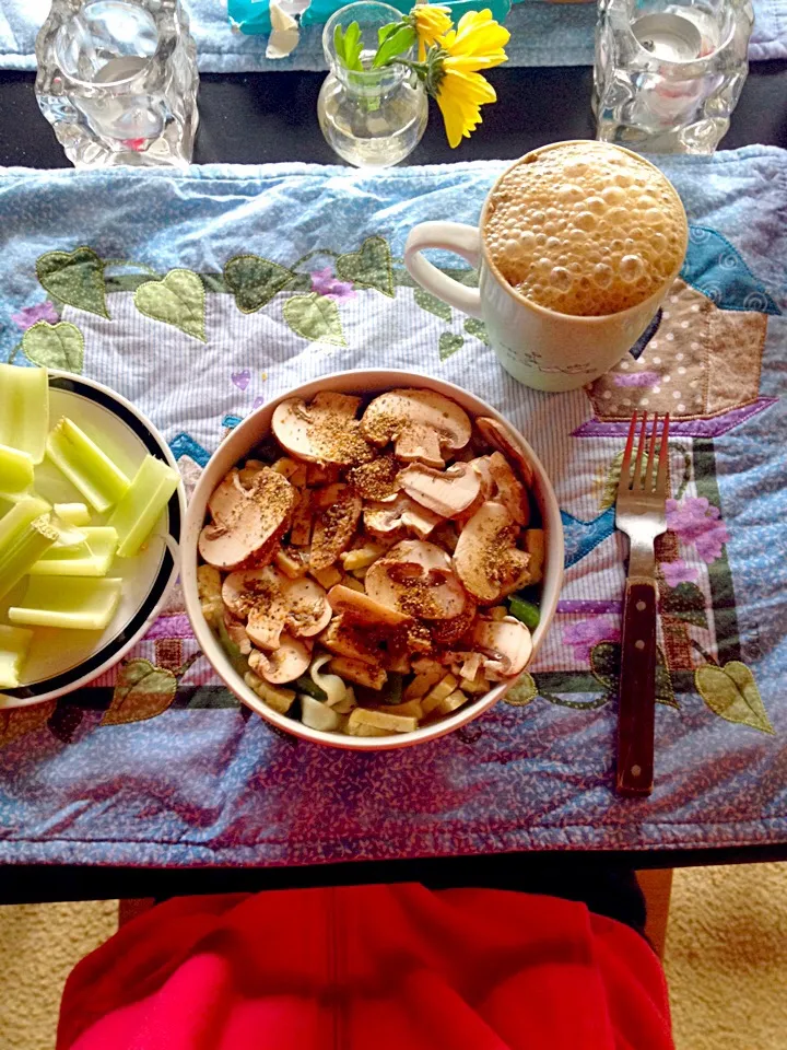 Mushroom Tempeh Hot Noodle soup with Shirataki Noodles, Lemon Pepper, and Kale|Fee Fischerさん