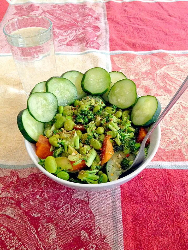 Edamame Vegetable Medley Bowl - broccoli , sweet potato, cucumber, edamame, bell pepper, and spices!|Fee Fischerさん