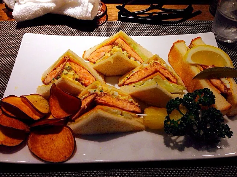 Fried Salmon, Tar tar sauce and Cheese Sandwich|chan mitsuさん