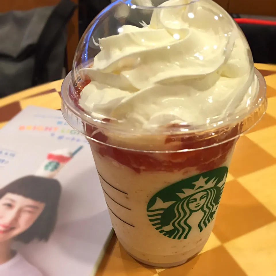 Fruits-on-top-yogurt Frappucino with crushed nuts|hirotomoさん