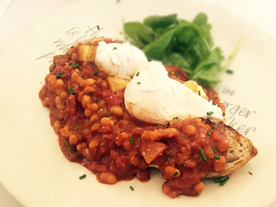 Vegetarian tomato and beans, halloumi, poached eggs and greens on toast|Sergio Lacuevaさん