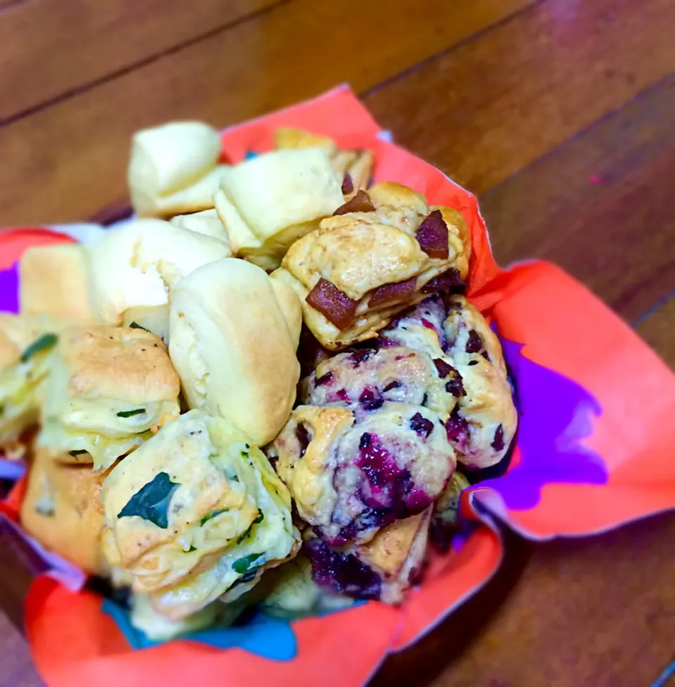 ✴︎Scone of the chocolate & blueberry
✴︎Scone of the black pepper & cheese & basil
✴︎Scone of the apple & cinnamon
✴︎Scone of the plane
子供達と一緒に作ったよ(^з^)-☆|Ayumi Shimojiさん