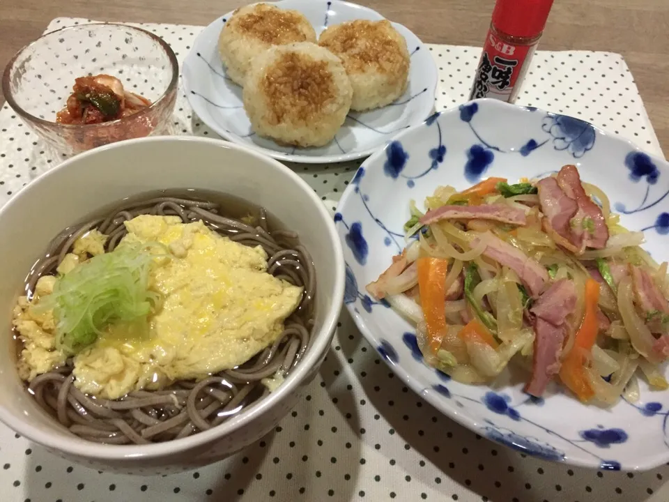 卵とじ蕎麦・ベーコンと白菜玉ねぎ炒め・キムチ・焼きオニギリ|まーままさん