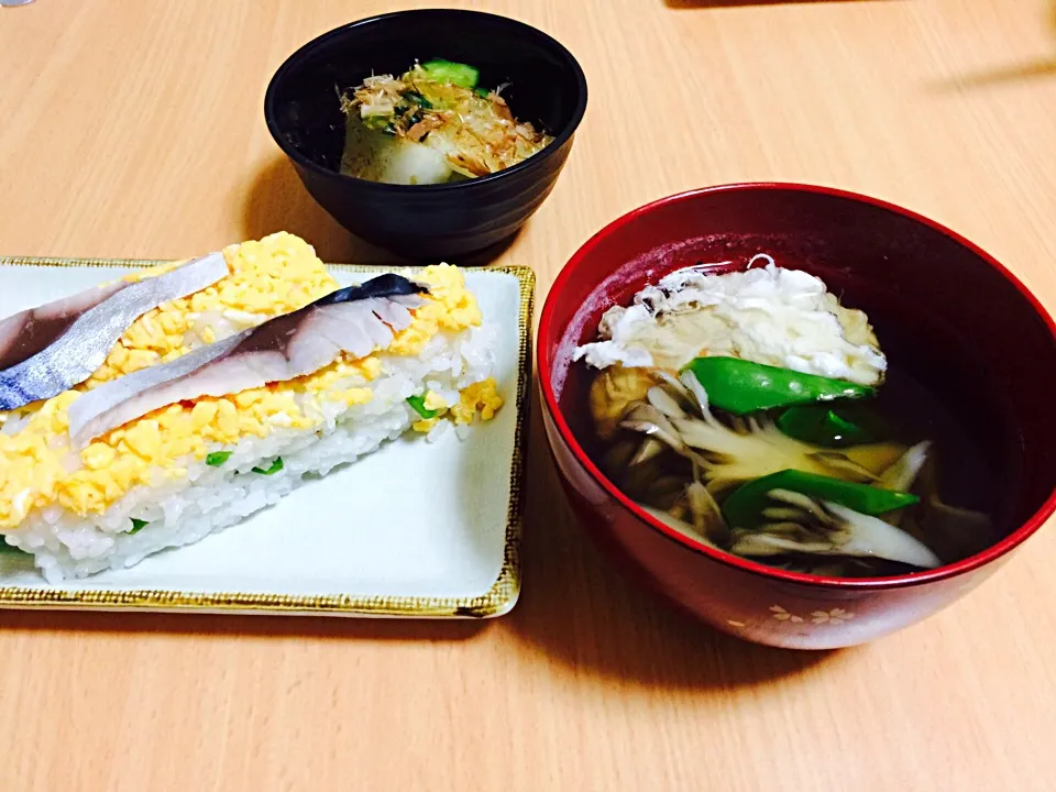 Snapdishの料理写真:シメ鯖の押し寿司と舞茸のお吸い物|Saori Nonakaさん