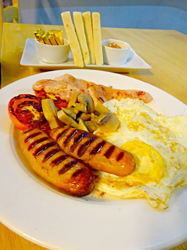 🍛British full breakfast in William Shakespear's hometown😘With sausage, fried egg, roast tomato, bacon, mushroom😍and Stratford special toast wiped fruit jam~ 😝So|无笑点さん