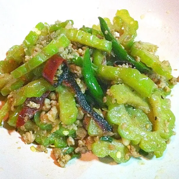 Snapdishの料理写真:Bitter gourd stir fried with minced pork & shrimp paste|Eat in Thaiさん