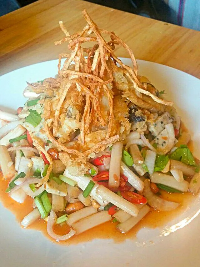 Lotus stem salad with deep fried mushroom and on top with crispy fish snack ยำไหลบัวเห็ดทอด|ครัวอิอ้วน... Chubby Cookさん