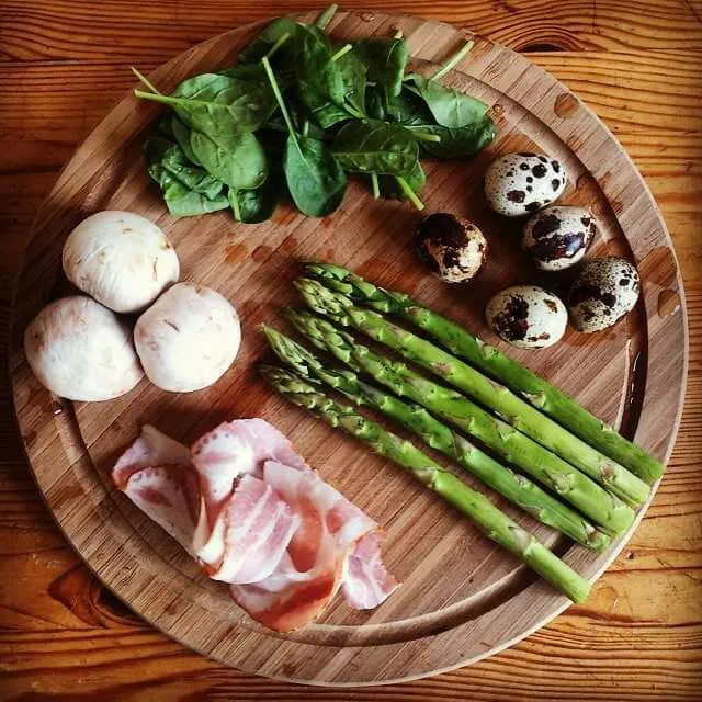 asparagus, spinach, mushrooms, quail eggs, bacon. What should I make with these??? Leave a comment 👀👀👀👀👀📢|CHUENCHAIさん