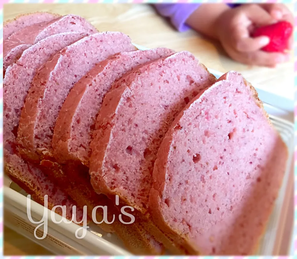 ももさんの料理 なんと水分は苺だけ〜!!!    いちごで焼く いちご食パン🍓🍞|yayaさん