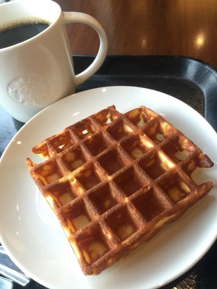 今日は休み。スターバックスで朝食。ベルギーワッフル。|織友さん